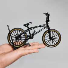 1:8 arányú ötvözetből készült BMX bicikli autópálya és játékautó