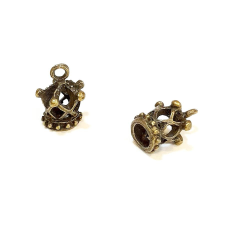  Antik bronz színű korona charm. Mérete: 1,2x1,8 cm dekorációs kellék