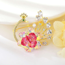 Arannyal bevont exkluzív páva bross pink és színjátszó Swarovski kristályokkal (0591.) bross