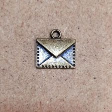  Boriték, bronz szinű. Mérete: 15x15 mm dekorációs kellék