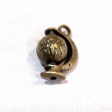  Bronz szinű földgömb, mérete: 14x18 mm dekorációs kellék