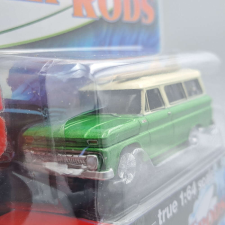  Chevrolet Suburban Surf 1:64 Auto World makett