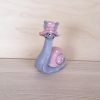  Csigalány sapkában, polyresin. Mérete: 60x80x30 mm