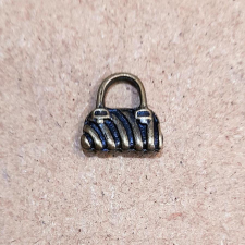  Csikos táska, bronz szinű. Mérete: 15x15 mm dekorációs kellék
