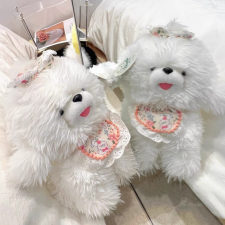  Cuki Fehér Plüss Kutyus Előkével – 28 cm plüssfigura