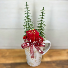  DIY – Karácsonyi bögrés dísz piros ajándékkal és havas fenyőkkel dekorációs kellék