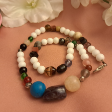  Drágakövek és porcelán gyöngysor 68 cm-es nyaklánc