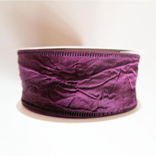  Drótos taft szalag, püspöklila, szélessége: 40 mm. Az ár 1 méterre vonatkozik dekorációs kellék