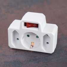 EverFlourish Hungary Kft. Földeletlen elosztó 2+1 aljzattal, kapcsolóval, fehér hosszabbító, elosztó