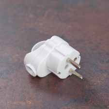 EverFlourish Hungary Kft. Földelt lengő dugó, oldalsó kivezetéses kihúzó füllel, fehér villanyszerelés