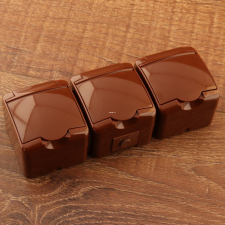 EverFlourish Hungary Kft. Hármas földelt dugalj, csapfedeles, barna villanyszerelés