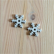 Fehér fa hókristály, mérete. 2,5 cm. Az ár egy darabra vonatkozik dekorációs kellék