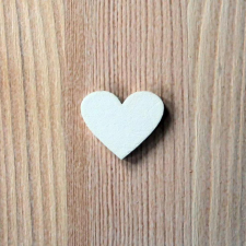 Fehér fa romantik szív, mérete: 3x2,5 cm dekorációs kellék