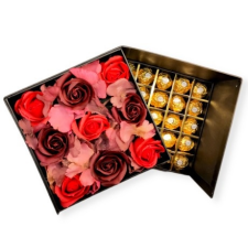 Fekete kocka desszert doboz - piros/bordó szappanrózsa, ferrero rocher ajándéktárgy
