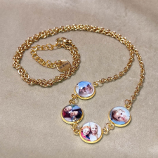  Fényképes nyaklánc négy fényképpel, acélból (márkadobozban), arany szín nyaklánc