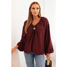 FiatalDivat Viszkóz blúz fodros nyakkivágással és brossal, 92320 bordó modell