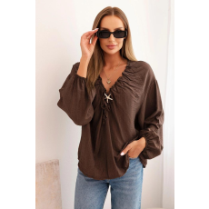 FiatalDivat Viszkóz blúz fodros nyakkivágással és brossal, 92320 modell, barna