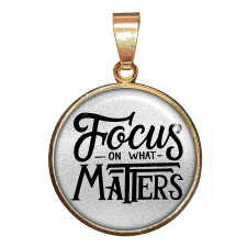  Focus on what matters (Arra figyelj ami számít) medál lánccal vagy kulcstartóval medál