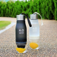 GetWell H2O 650ml-es BPA mentes műanyag kulacs gyümölcs facsaróval sárga színben kulacs, kulacstartó