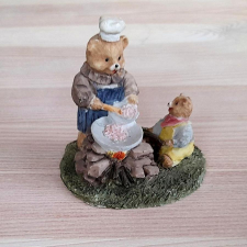  Grillezés Mackóéknál. Polyresin, mérete: 64x64x60 mm dekorációs kellék