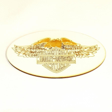 Harley Davidson felirat sassal, ovális lapon. Mérete: 10,5x5,5 cm dekorációs kellék