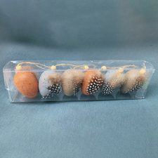 Hobbibázis Műanyag tojás tollal 6db/csomag (kb 6 cm tojásokkal) barna-szürke dekorációs kellék