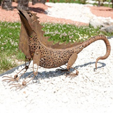  - Iguana leguán figura, antik hatású, fém, rozsdabarna kerti dekoráció