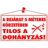 . Információs tábla, 22,5x12,5 cm, "A bejárat 5 méteres körzetében tilos a dohányzás!"