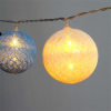 IRIS Gömb alakú 6cm/színes fonott/3m/kék-v.kék-fehér/20db LED-es/USB-s fényfüzér, fénydekoráció