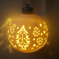  Karácsonyfadísz - világítós gömbdísz (fenyő) fajáték