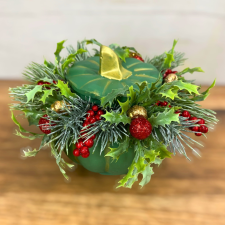  Karácsonyi asztaldísz – Zöld, tök asztali kompozíció piros-arany díszekkel (16 cm) dekorációs kellék