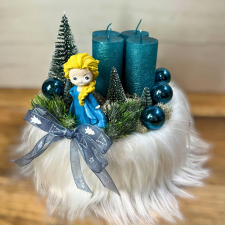  Karácsonyi DIY adventi dísz – Jégvarázs kék gyertyákkal és figurával (20 cm) dekorációs kellék