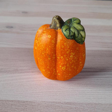 Kerámia tök, narancssárga, szütyőben. Tök mérete: 45x55x30 mm dekorációs kellék