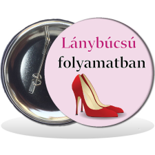  Kitűző, Lánybúcsú folyamatban felirattal, magassarkú cipővel, 58mm ajándéktárgy