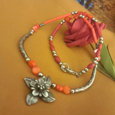  Korall gyöngysor , egyedi és modern . nyaklánc