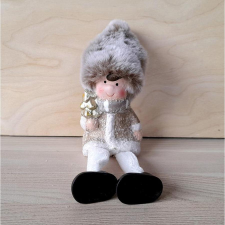  Lógólábú gyerek, szürke  sapiban, fenyővel. Mérete: 8 cm. karácsonyi dekoráció
