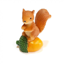  Makkon üldögélő mókus. Mérete: 3,5x4,5 cm dekorációs kellék