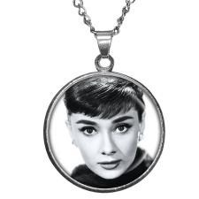 MariaKing CARSTON Elegant Audrey Hepburn – medál lánccal nyaklánc