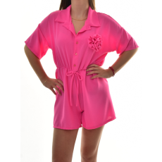 MB Collection női ruha/overál - Laza fazonú, gombos, derékban megkötős rövid overál, ajándék virágdísz kitűzővel M25-1-20250403-2/T097