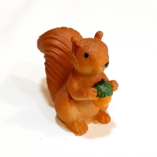  Mókus, mancsában makkal. Mérete: 5x4 cm dekorációs kellék