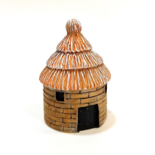 Nádfedeles kicsi kunyhó, okker. Mérete: 3,4x4,8 cm dekorációs kellék