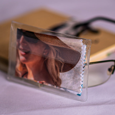 NagyAjándék Szemüvegtörlő kendő tartó plasztik tasak egyedi ajándék