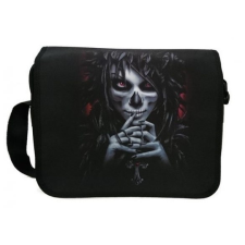  Nő kezében kereszt, gyöngyvászon oldaltáska, válltáska kézitáska és bőrönd