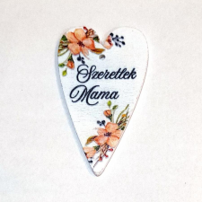 Nyomott fa sziv 'Szeretlek Mama' felirattal. Mérete: 35x60 mm dekorációs kellék