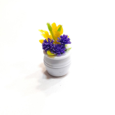 Pici sárga-kék műanyag virág kaspóban. Kaspó mérete: 2x1,6 cm dekorációs kellék
