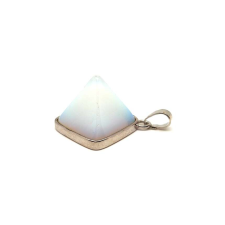  Piramis medál fémmel Opalit 2x2cm medál