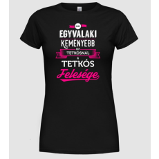 Pólómánia Csak egy valaki keményebb a tetkósnál, a felesége - Női Kereknyakú Póló