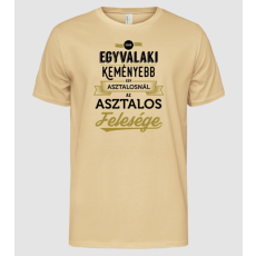 Pólómánia Csak egy valaki keményebb asztalos feleség - Férfi Alap póló