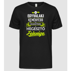 Pólómánia Csak egy valaki keményebb...hegesztő feleség - Férfi Alap póló
