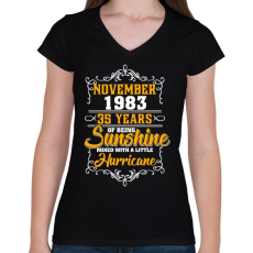 PRINTFASHION 1983 Születésnap - Napfény egy kis hurrikánnal! - Női V-nyakú póló - Fekete